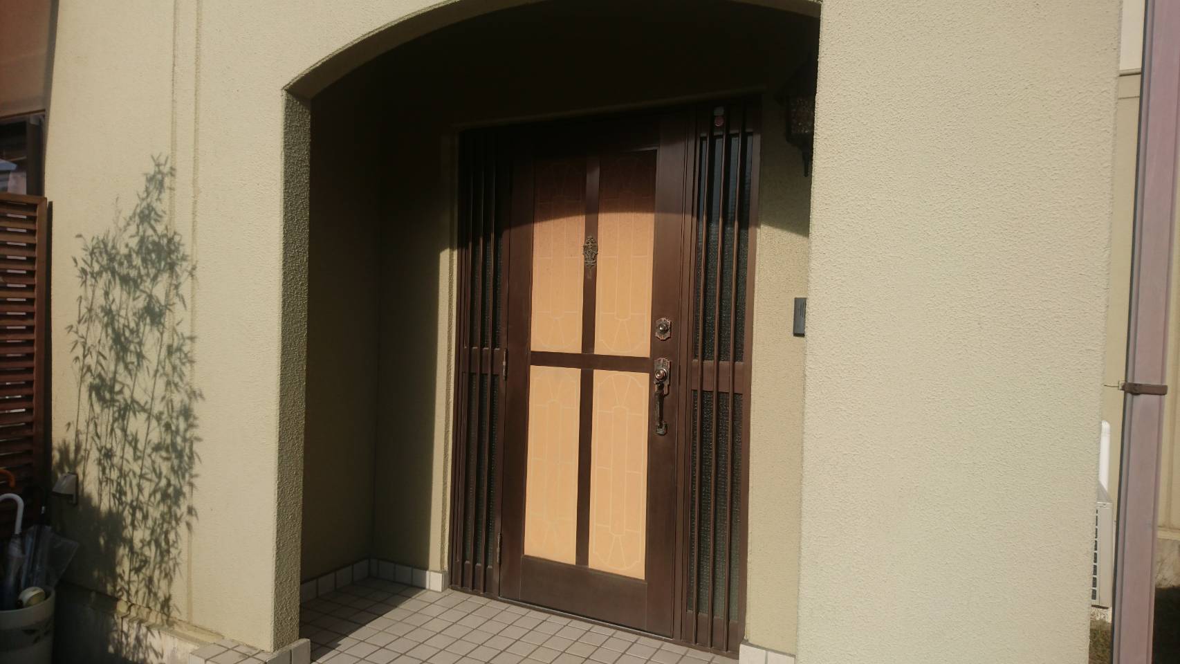 シーエス建材トーヨー住器の明るい玄関ドア　リフォーム工事の施工前の写真1