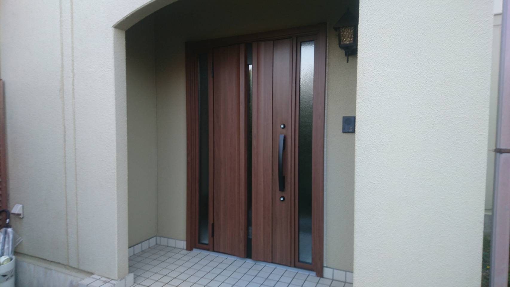 シーエス建材トーヨー住器の明るい玄関ドア　リフォーム工事の施工事例写真